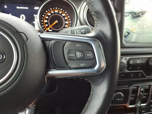 Certified 2020 Jeep Gladiator Overland AWD/4WD image 19