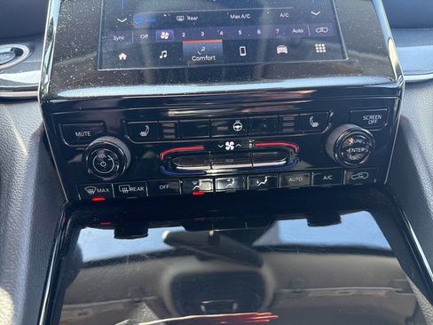 Used 2023 Jeep Grand Cherokee Laredo w/ Luxury Tech Group I AWD/4WD image 38