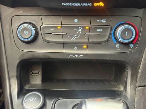 Used 2015 Ford Focus SE w/ SE Sport Package FWD image 32