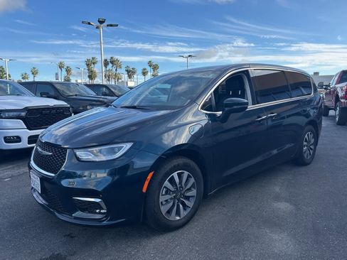 Used 2022 Chrysler Pacifica Touring-L image 2