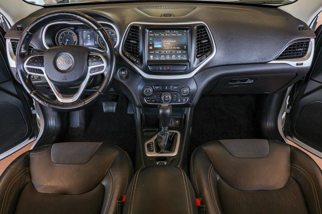 Used 2018 Jeep Cherokee Latitude Plus w/ Comfort/Convenience Group FWD image 36