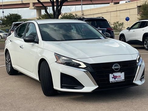Used 2025 Nissan Altima 2.5 SV FWD image 3
