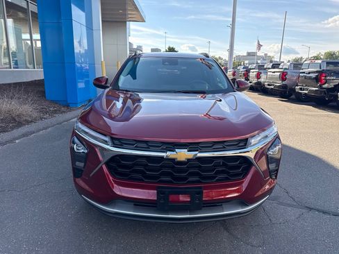 Used 2024 Chevrolet Trax LT w/ Driver Confidence Package FWD image 3