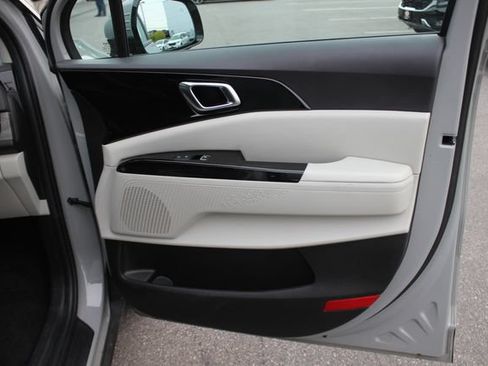 Used 2024 Kia Carnival EX FWD image 32