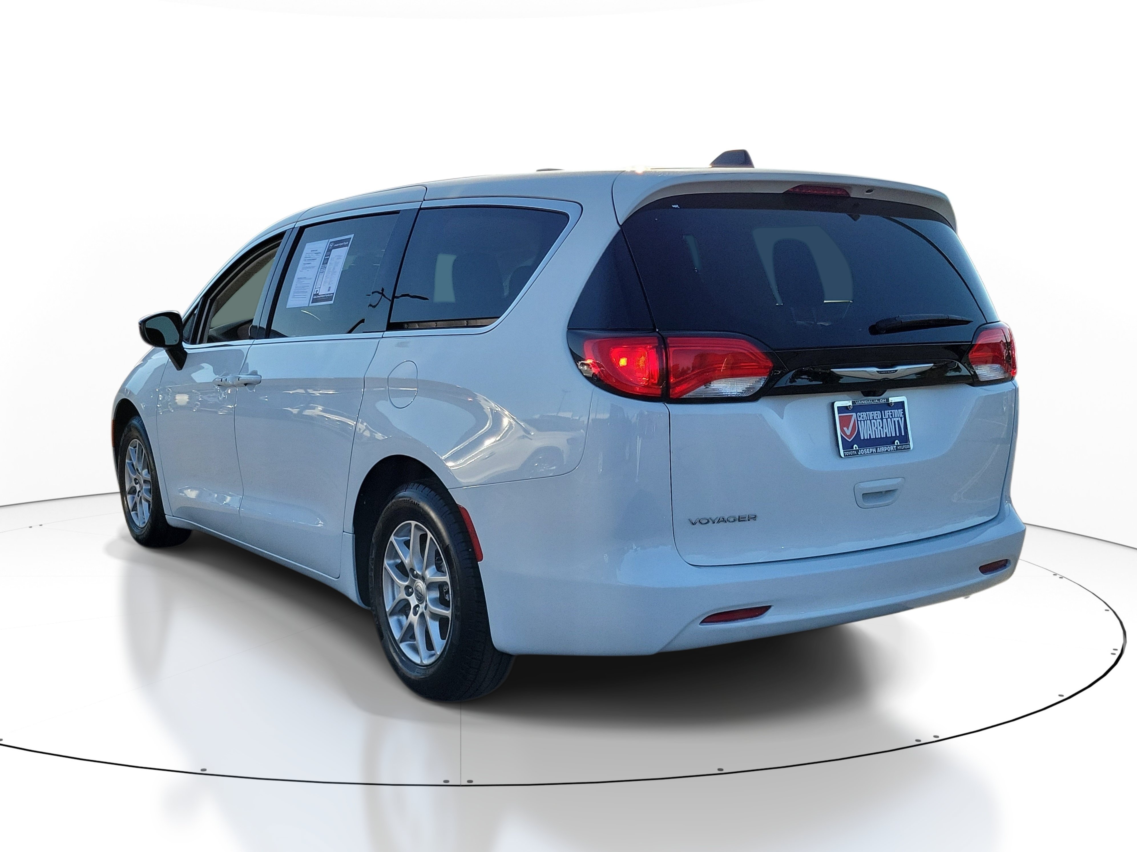 Used 2024 Chrysler Voyager LX FWD image 3