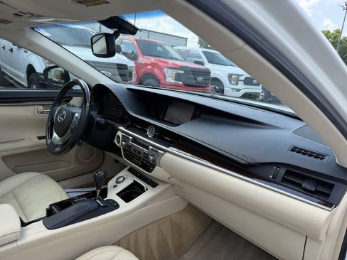 Used 2014 Lexus ES 350 w/ Luxury Package FWD image 9