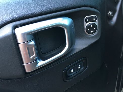 Used 2020 Jeep Wrangler Unlimited Sahara w/ Uconnect 4C Nav & Sound Group AWD/4WD image 21