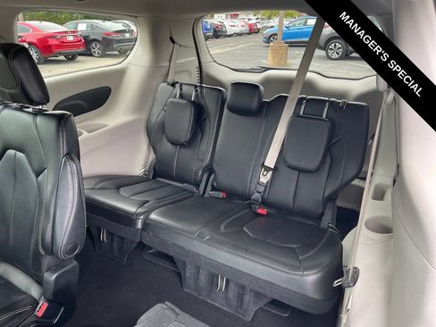 Used 2023 Chrysler Pacifica Touring-L FWD image 29
