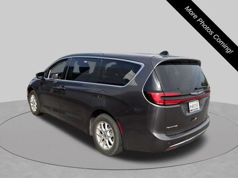 Used 2023 Chrysler Pacifica Touring-L FWD image 7