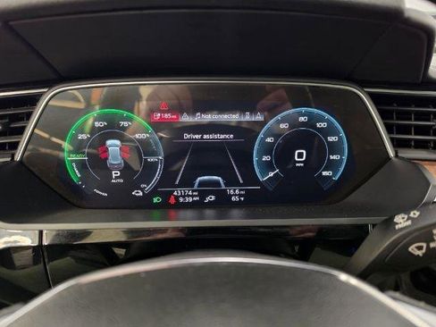 Used 2019 Audi e-tron Prestige w/ Prestige Package AWD/4WD image 13