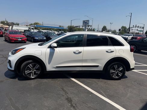 Used 2020 Kia Niro LXS FWD image 4