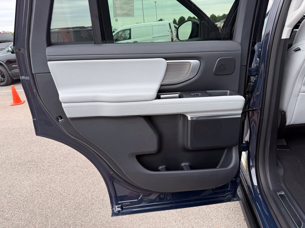 Used 2027 Ford Expedition Platinum RWD image 11