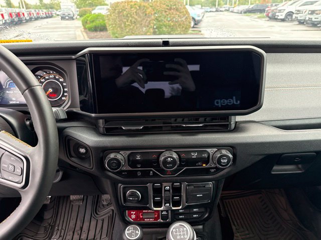 Used 2024 Jeep Gladiator Sport AWD/4WD image 16
