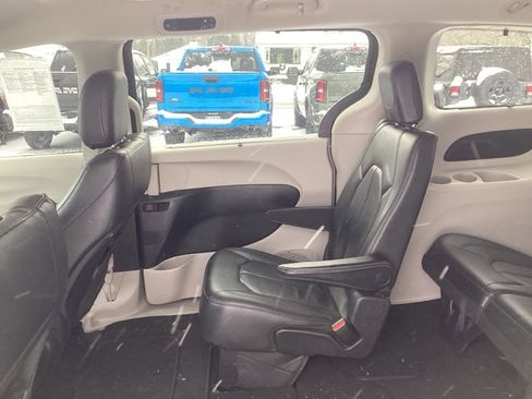 Used 2017 Chrysler Pacifica Touring-L image 13