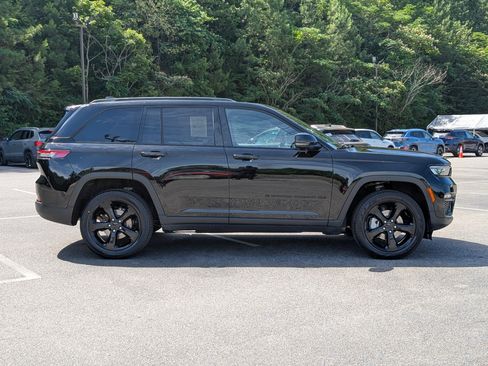 Used 2024 Jeep Grand Cherokee Limited w/ Black Appearance Package RWD image 10