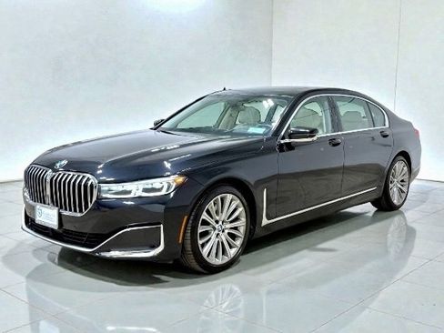 Used 2021 BMW 750i xDrive w/ Executive Package image 3