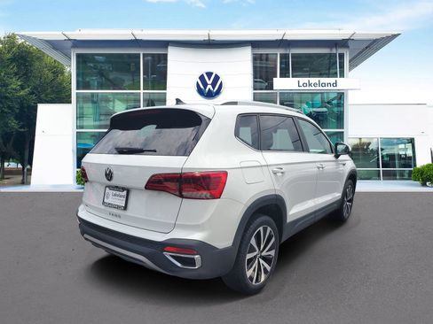 Used 2024 Volkswagen Taos SE w/ Panoramic Sunroof Package FWD image 3