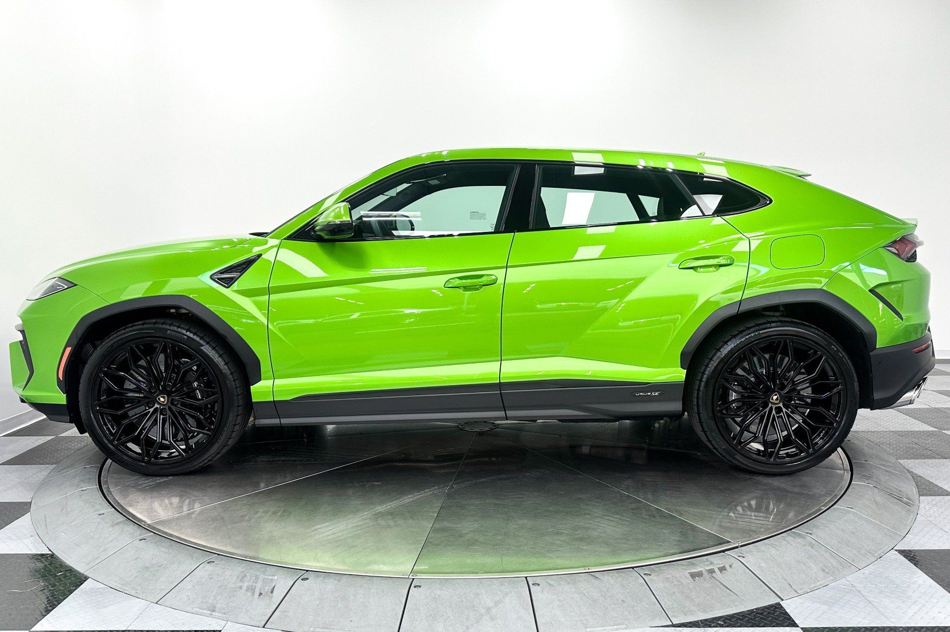 Used 2025 Lamborghini Urus SE AWD/4WD image 37