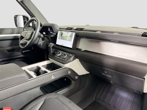 Certified 2025 Land Rover Defender 110 S image 32