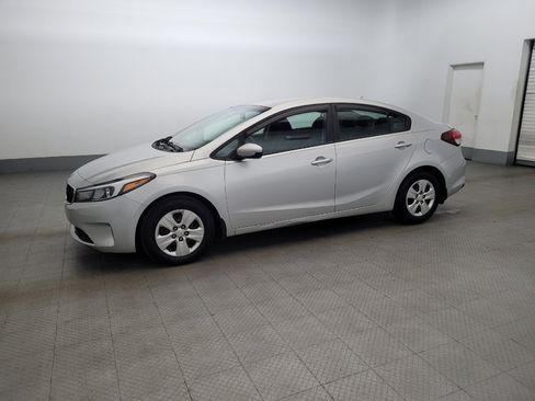 Used 2018 Kia Forte LX image 2
