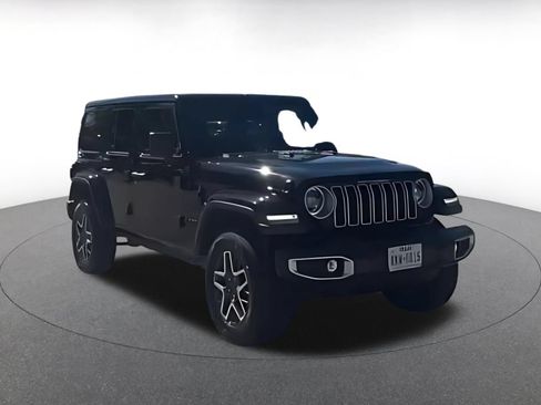 Used 2025 Jeep Wrangler Unlimited Sahara AWD/4WD image 9