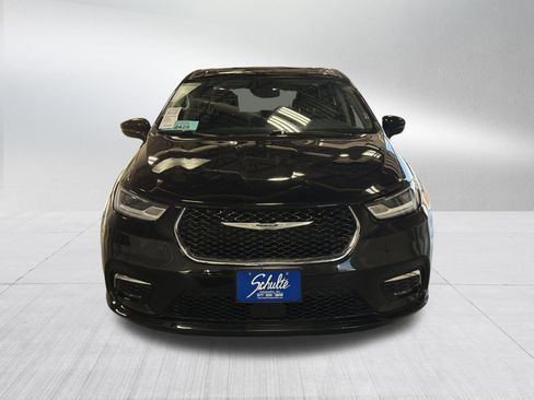 Used 2024 Chrysler Pacifica Touring-L image 2