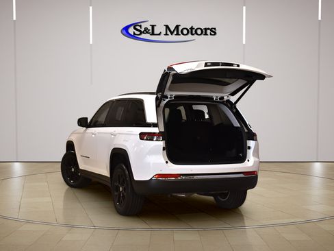 Used 2023 Jeep Grand Cherokee Limited AWD/4WD image 6