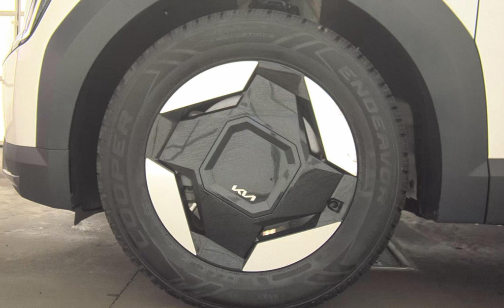 Used 2024 Kia EV9 Light Long Range RWD image 9