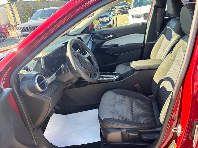 Used 2025 Chevrolet Trax LT FWD image 9