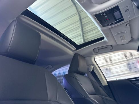 Used 2021 Lexus ES 300h w/ Premium Package image 16