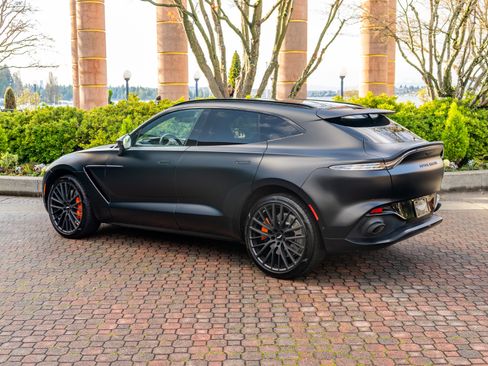 Used 2022 Aston Martin DBX image 2