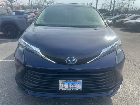 Used 2025 Toyota Sienna XLE image 2
