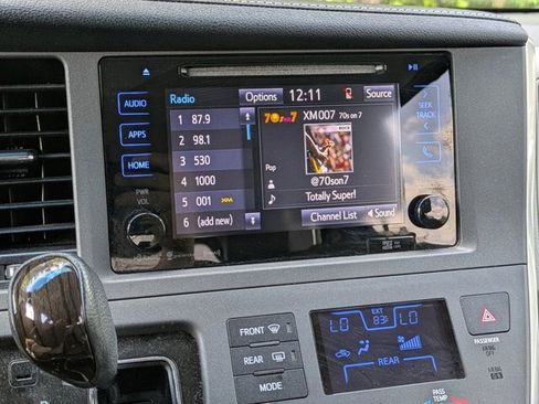 Used 2017 Toyota Sienna XLE Premium FWD image 19
