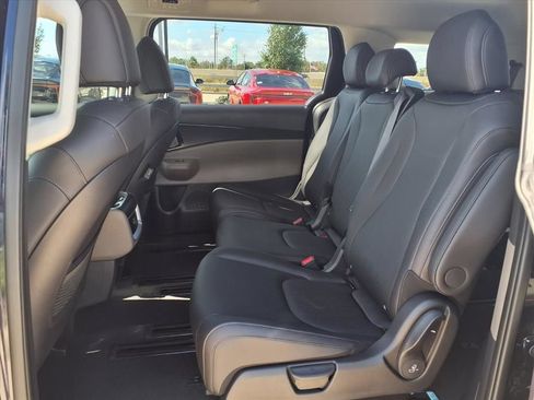 Used 2026 Kia Carnival FWD image 18