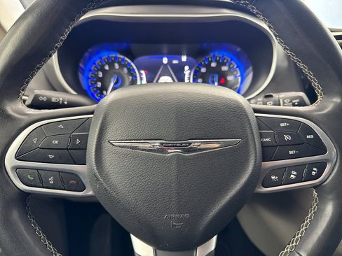 Used 2022 Chrysler Pacifica Touring-L FWD image 23