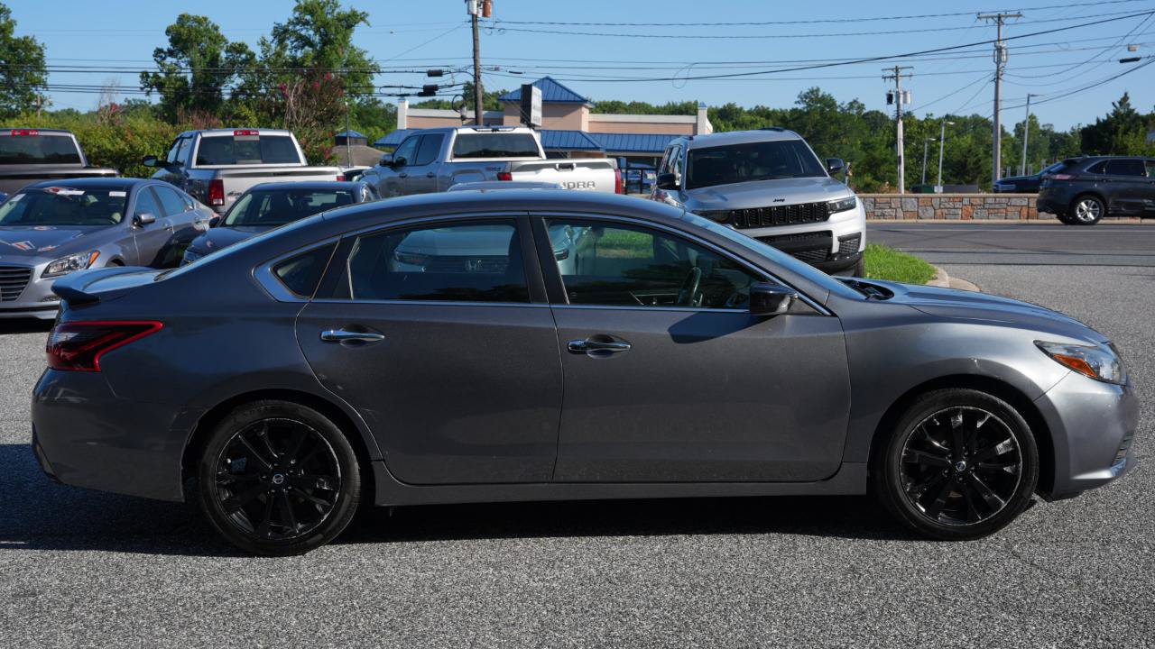 Used 2017 Nissan Altima 2.5 SR w/ Midnight Edition Package FWD image 4