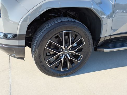 Used 2024 Lexus GX 550 w/ Cold Area Package AWD/4WD image 9