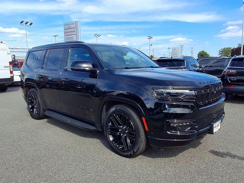 Used 2024 Jeep Wagoneer Series II w/ Convenience Group I AWD/4WD image 2