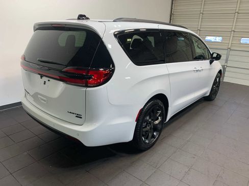 New 2026 Chrysler Pacifica Limited image 3