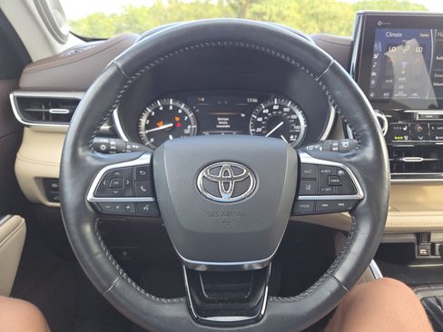 Used 2021 Toyota Highlander Platinum AWD/4WD image 30