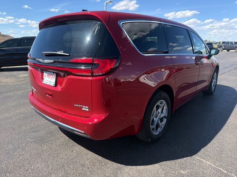 Used 2024 Chrysler Pacifica Limited AWD/4WD image 5