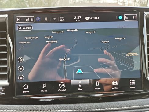 Used 2024 Chrysler Pacifica Select image 29