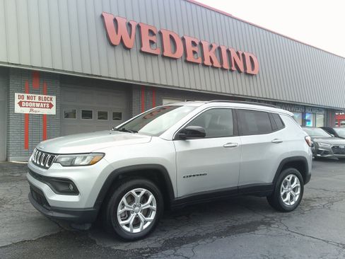 Used 2024 Jeep Compass Latitude AWD/4WD image 1