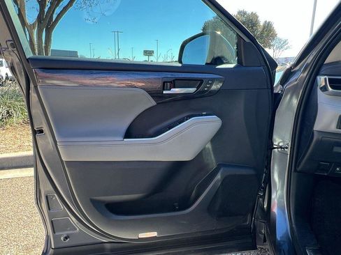 Used 2023 Toyota Highlander Platinum image 18
