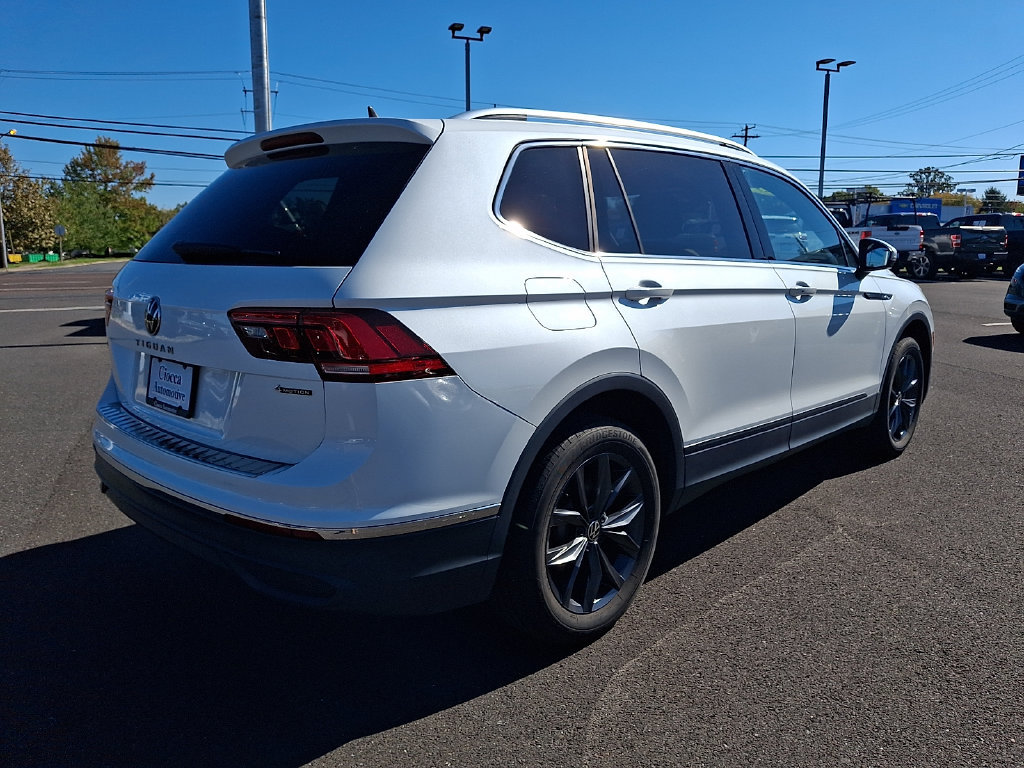 Used 2023 Volkswagen Tiguan SE w/ Panoramic Sunroof Package AWD/4WD image 9