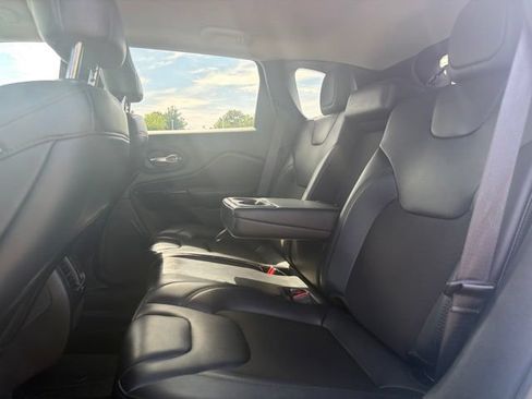 Used 2021 Jeep Cherokee Latitude Plus FWD image 13