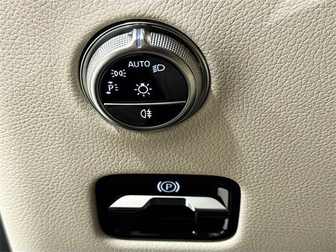 Used 2025 Mercedes-Benz GLC 300 4MATIC image 10