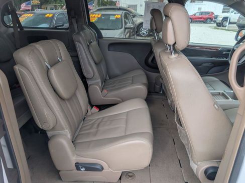 Used 2016 Chrysler Town & Country Touring FWD image 14
