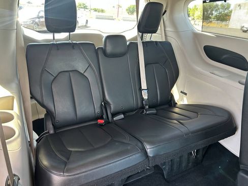Used 2018 Chrysler Pacifica Touring-L FWD image 35