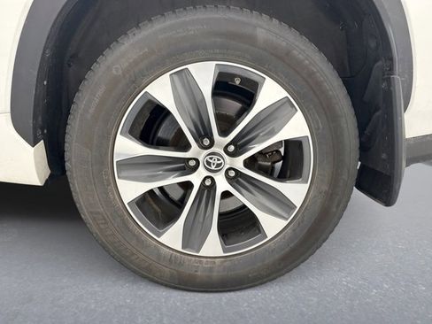 Used 2021 Toyota Highlander XLE image 11